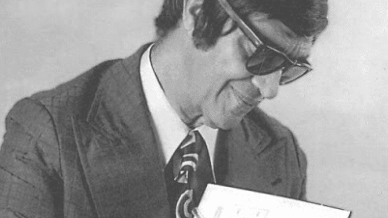 Chico Xavier - Retrato lendo